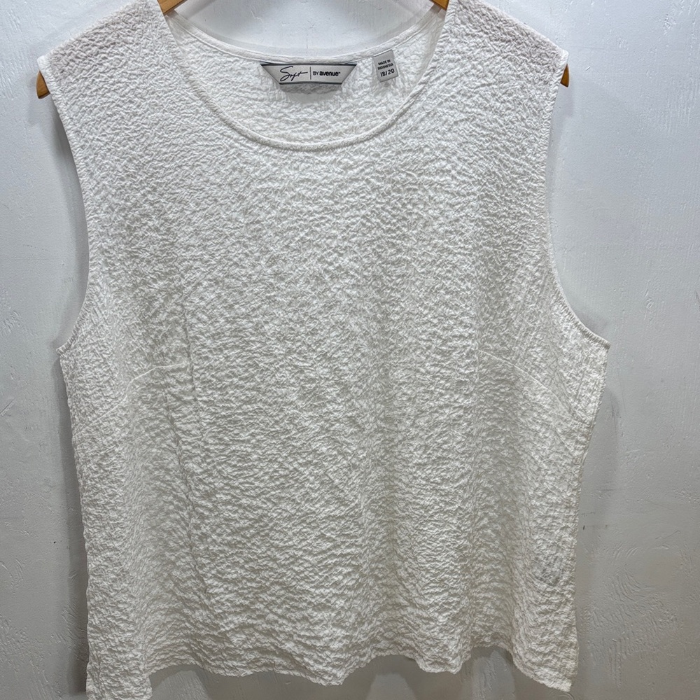 Soft by Avenue White Textured Strech Relaxed Fit Sleeveless Top Size 18/ 20